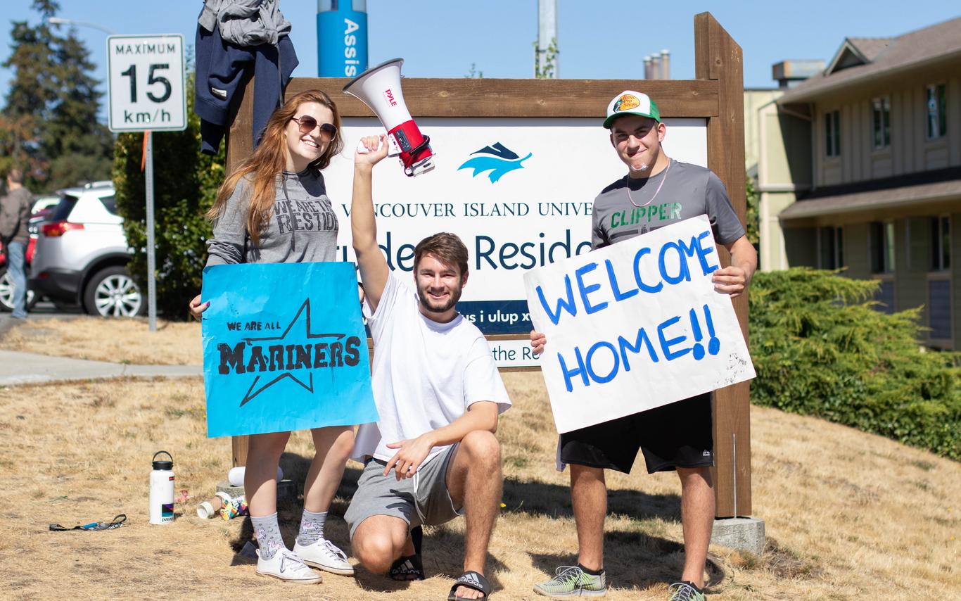 Community Leaders welcoming in student on move in day